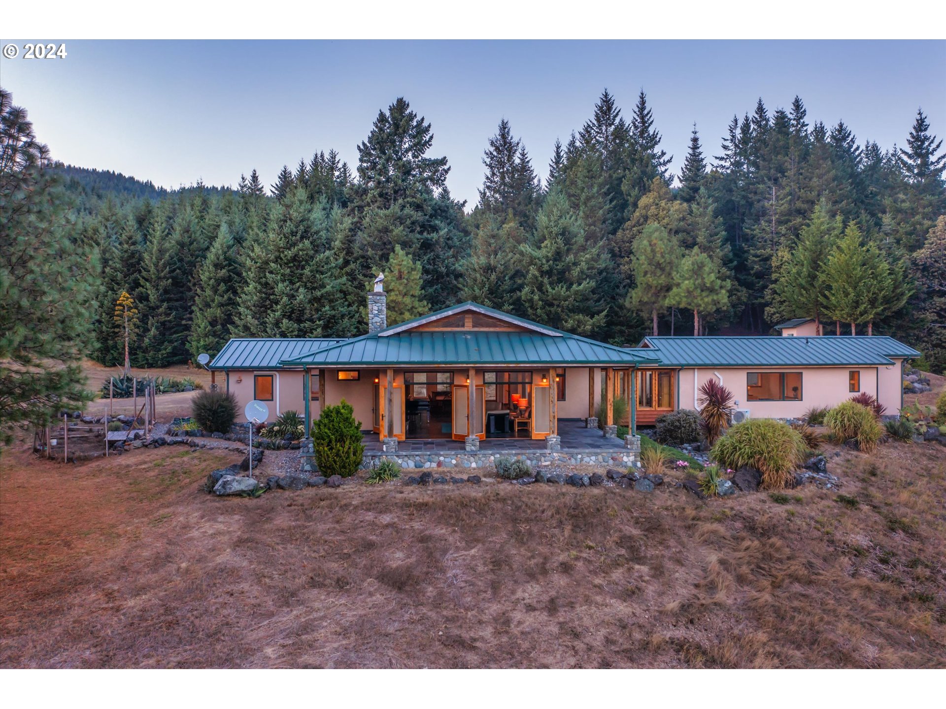 23688406-3-GrandMeadowLodge