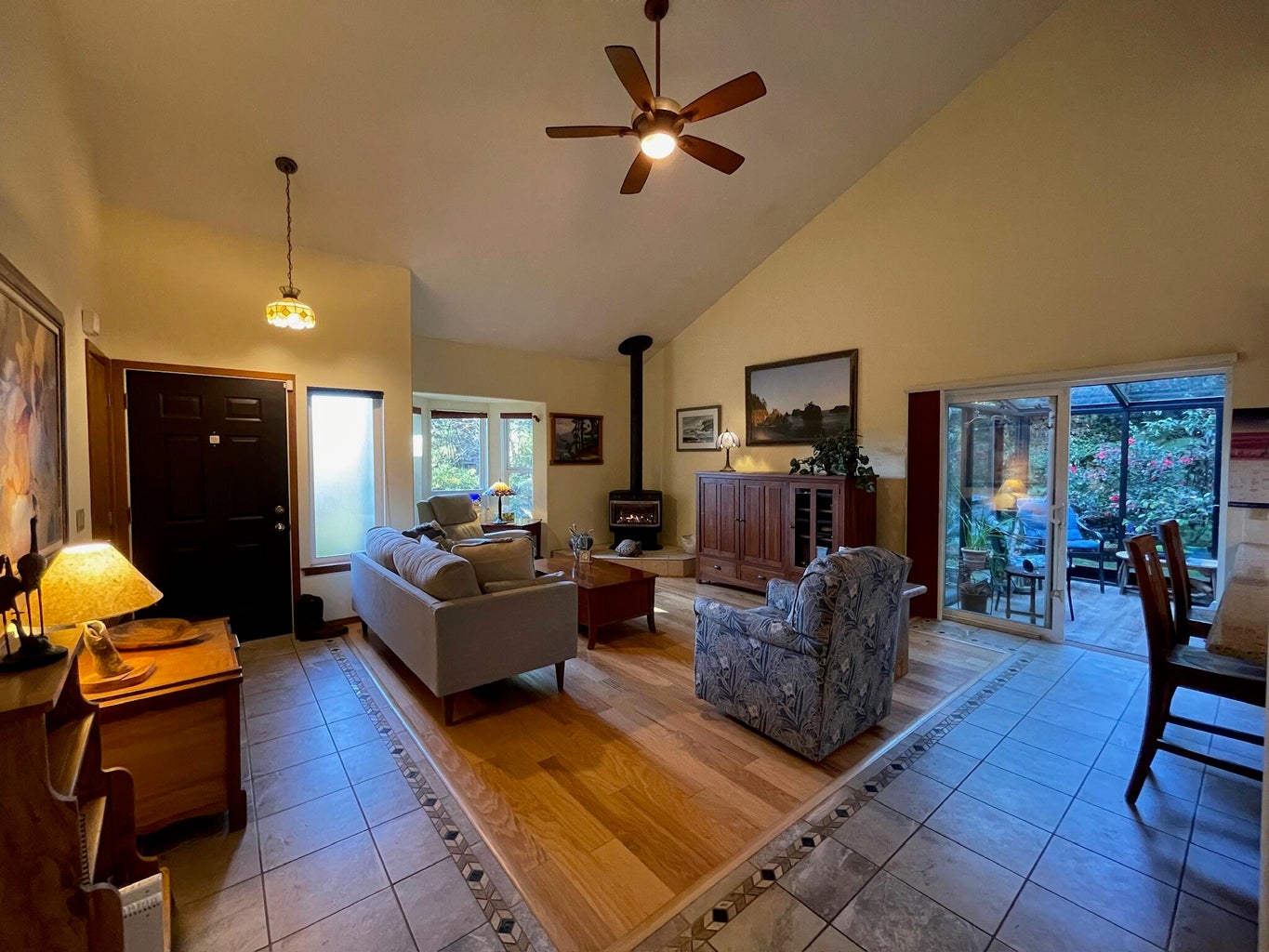 1495-Seacrest-Lane_14-liv-sunrm