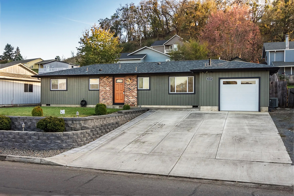 23267203m2o, 2129 Del Mar Dr, Roseburg, OR 97471