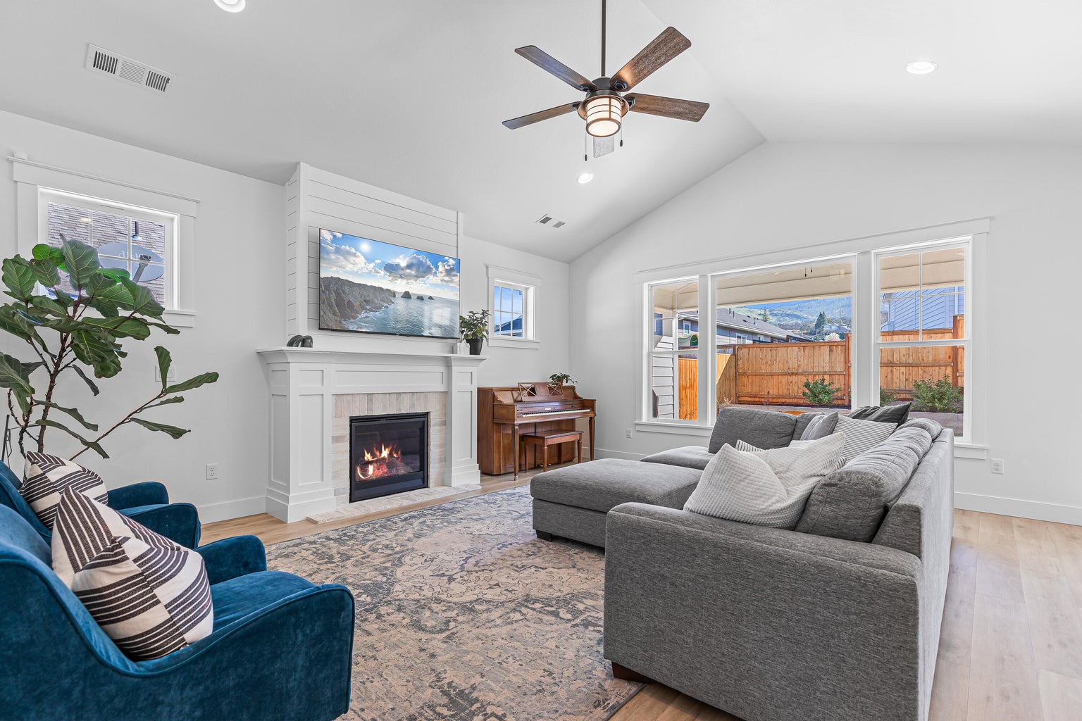 2644-Farmington-Avenue–06