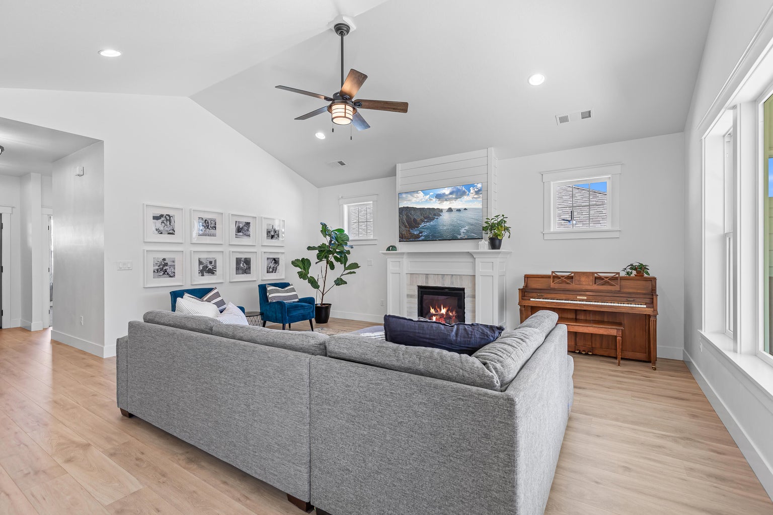 2644-Farmington-Avenue–08