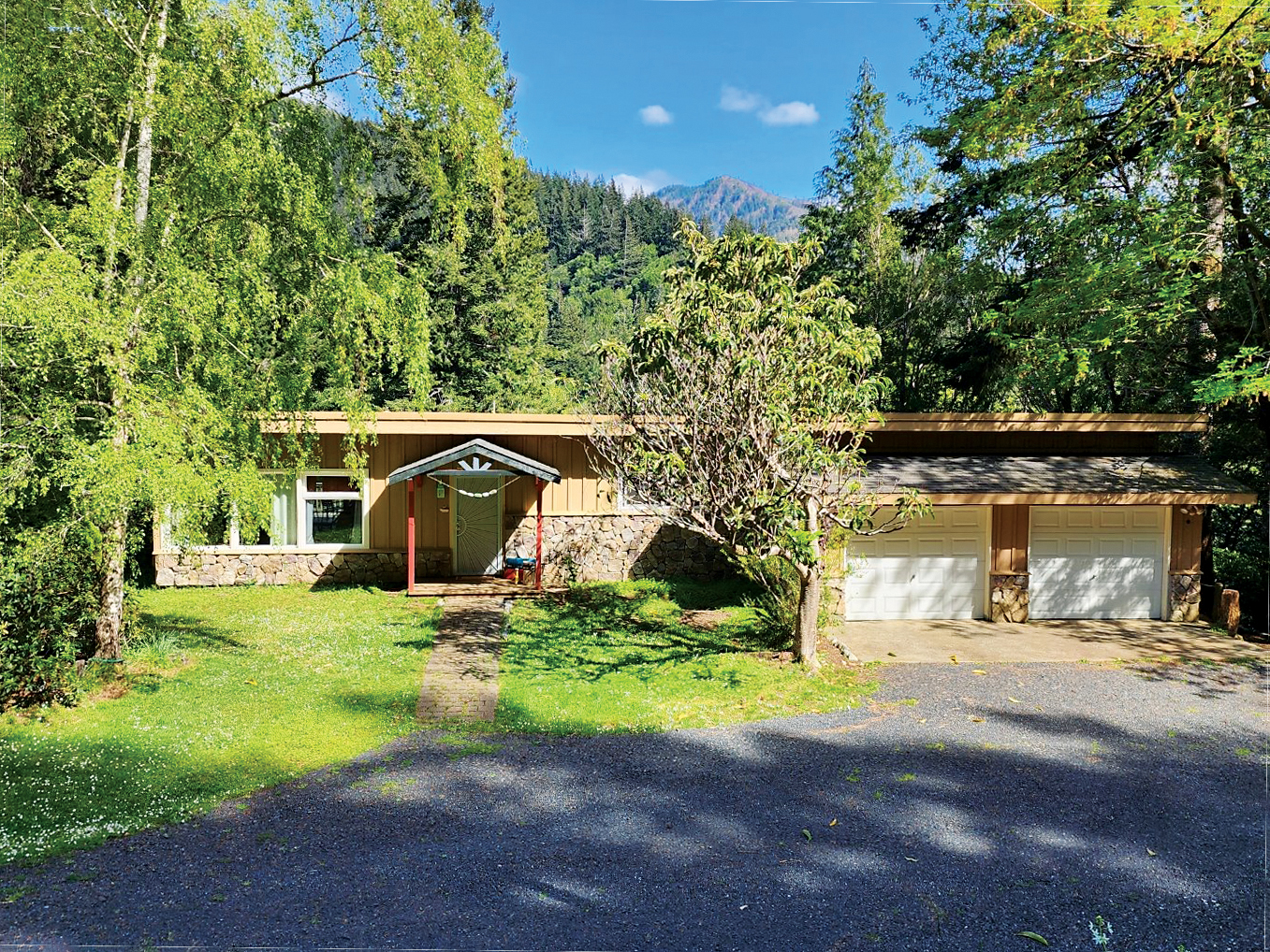 24618799, Riverfront Beauty! 94837 ELK RIVER RD Port Orford, OR 97465