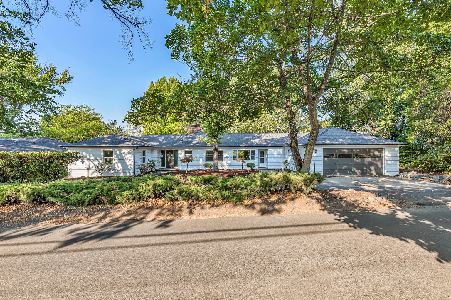 220189423, 127 Valley View Dr, Medford, OR 97504