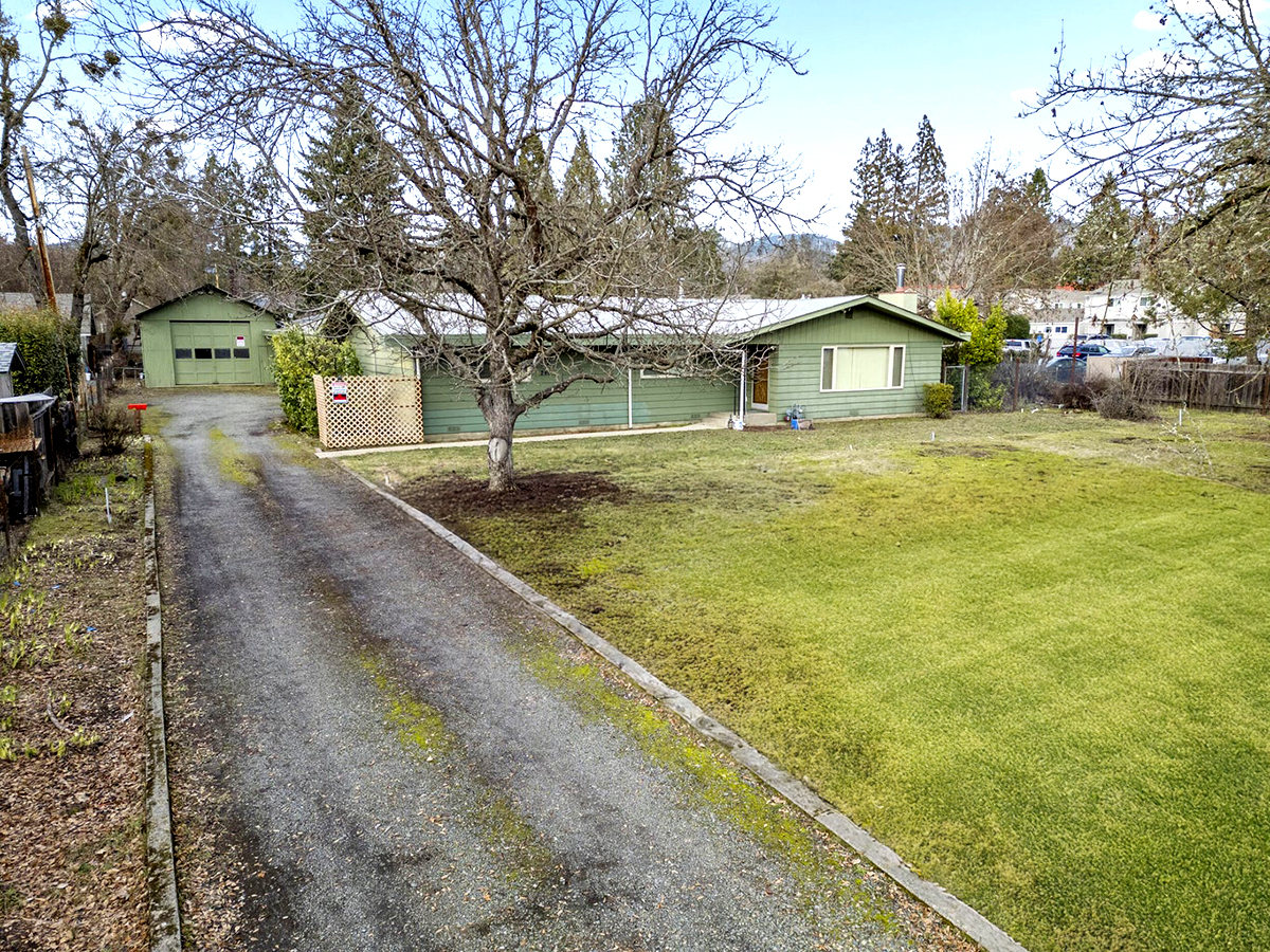 240_SW_Rogue_River_Ave_02