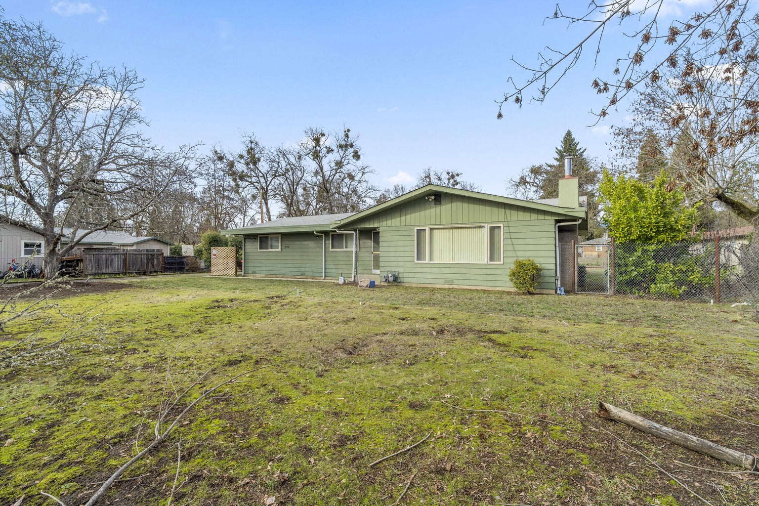 240_SW_Rogue_River_Ave_03