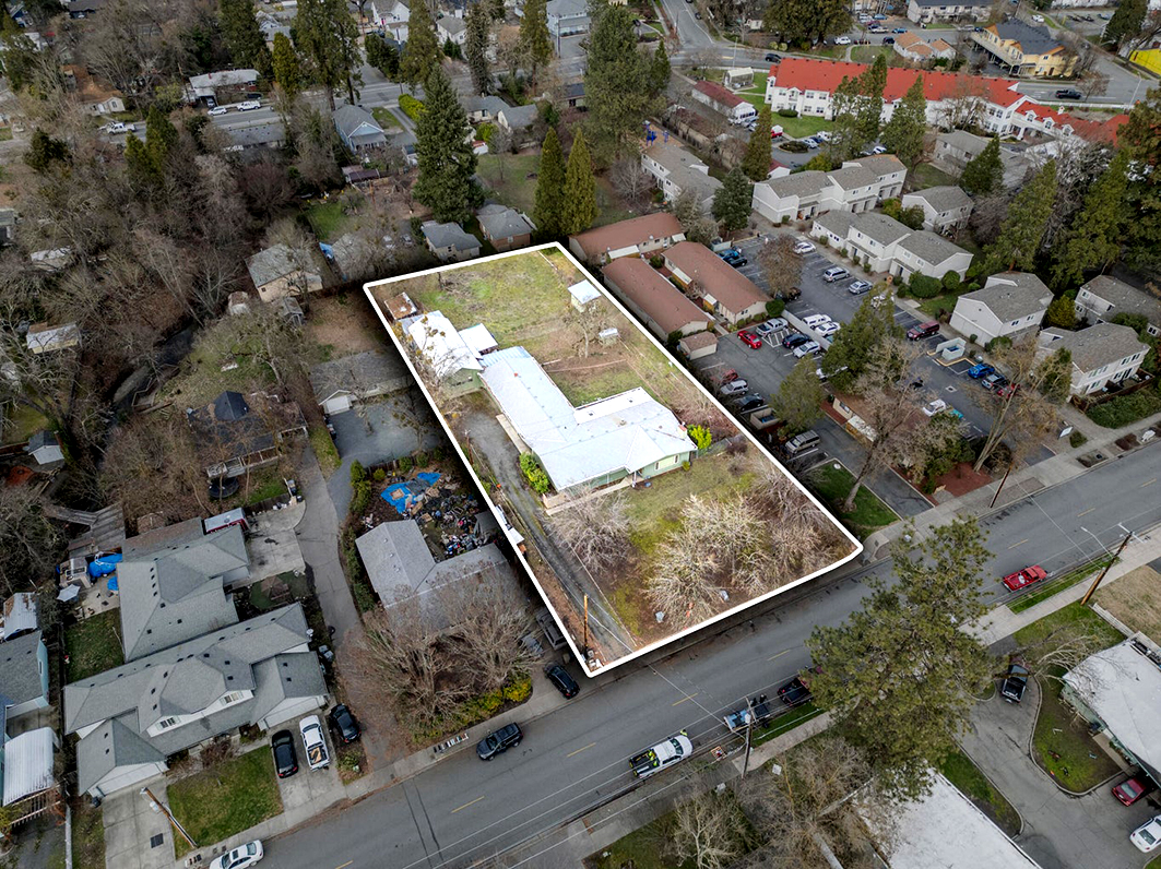 240_SW_Rogue_River_Ave_20