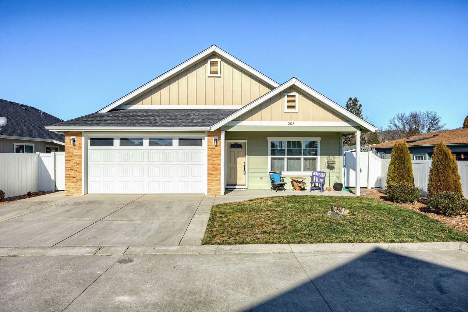 220195257, 208 SW Blueberry Ln, Grants Pass, OR 97527
